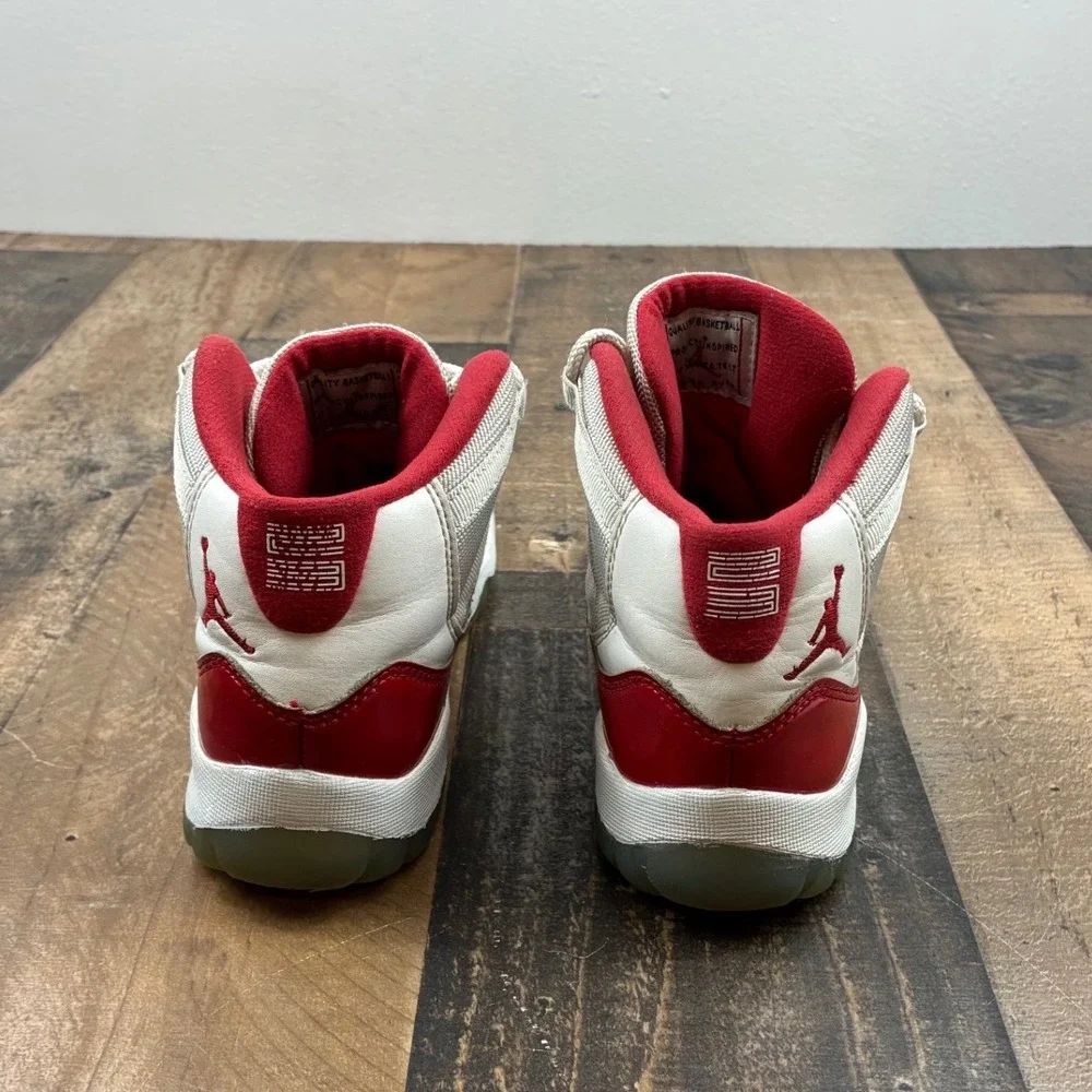 Jordan 11 Retro Cherry 2022 Kids Size 2.5Y White Red 378039-116 Good Condition